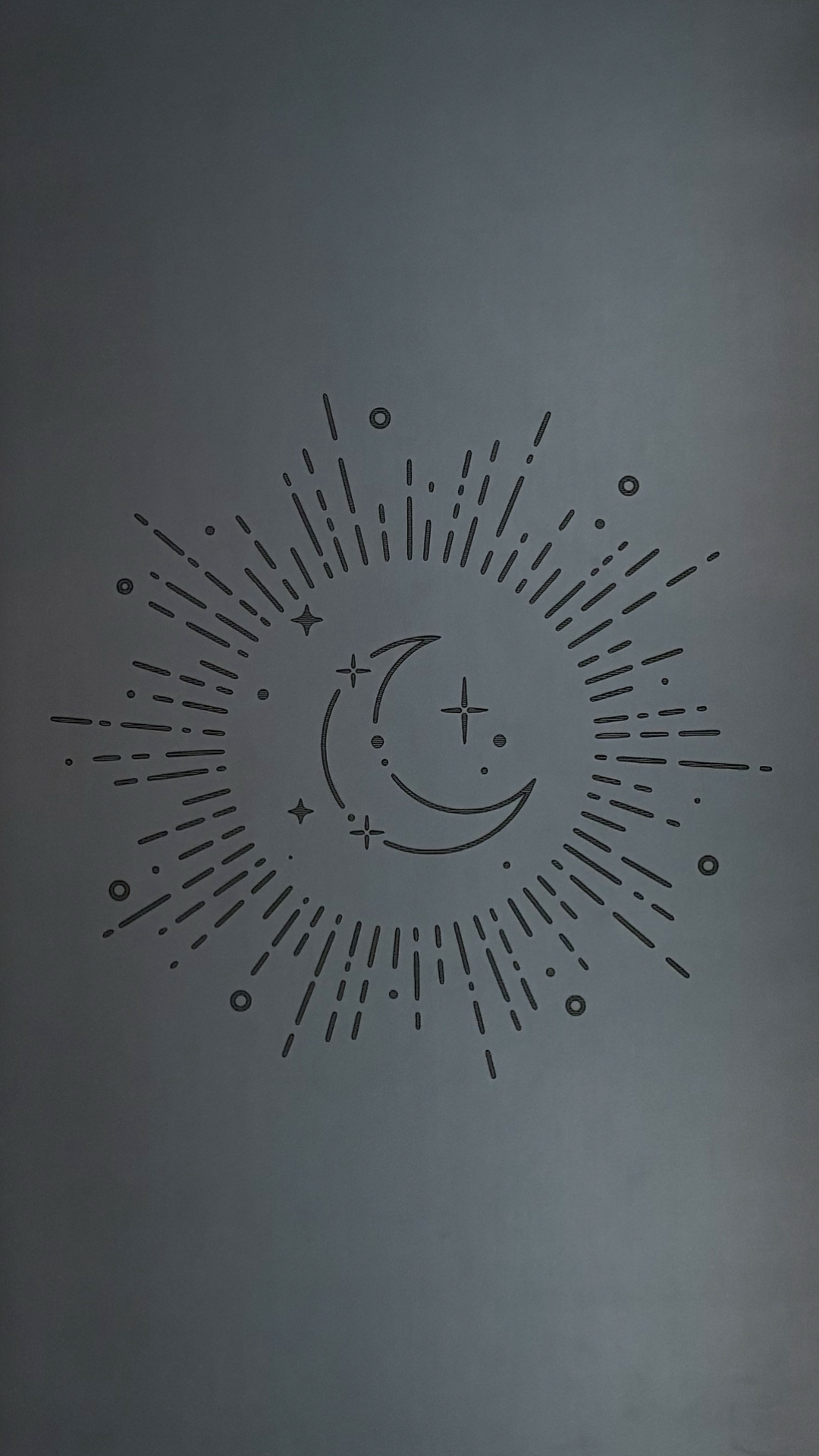 Nahaufnahme der eingravierten Sonnen- und Mond-Grafik auf der Mayuna Yogamatte Soluna in dunklem Anthrazit