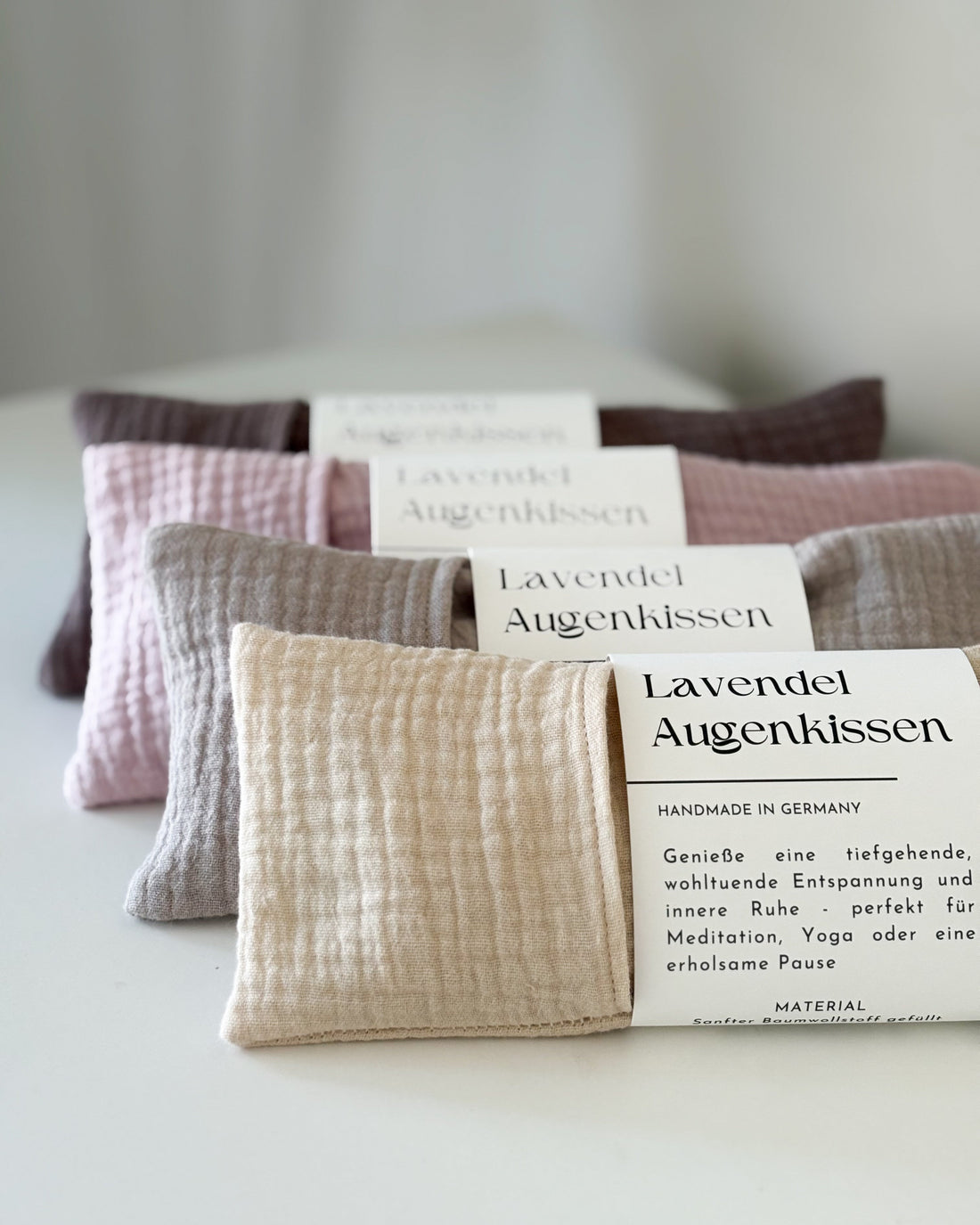 Mayuna Lavendel-Augenkissen in verschiedenen Farben mit Verpackungsetikett, Nahaufnahme
