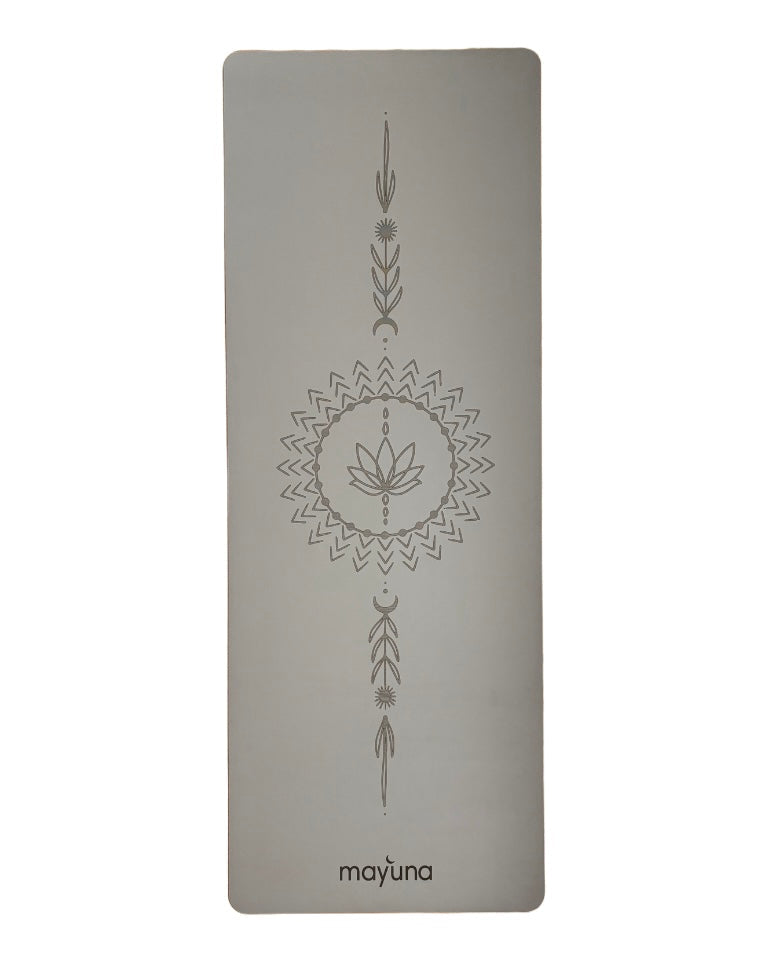 Mayuna Yogamatte Lotus in Sandbeige mit Mandala-Gravur, Flatlay auf hellem Hintergrund