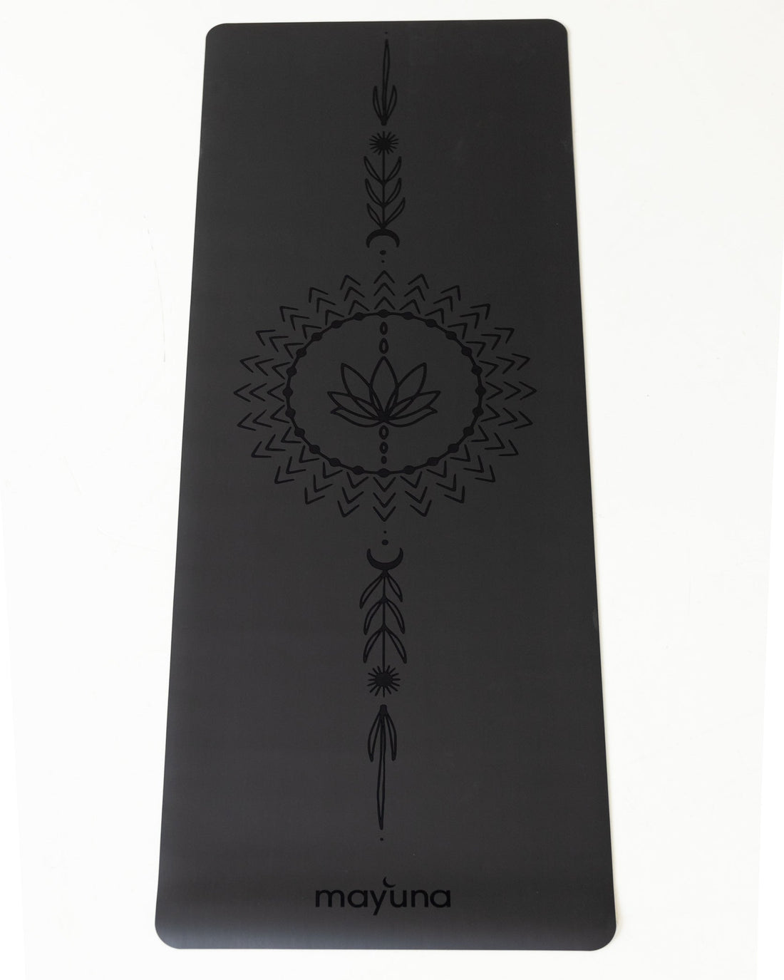 Mayuna Yogamatte Lotus in Schwarz mit Mandala-Gravur, Flatlay auf hellem Hintergrund