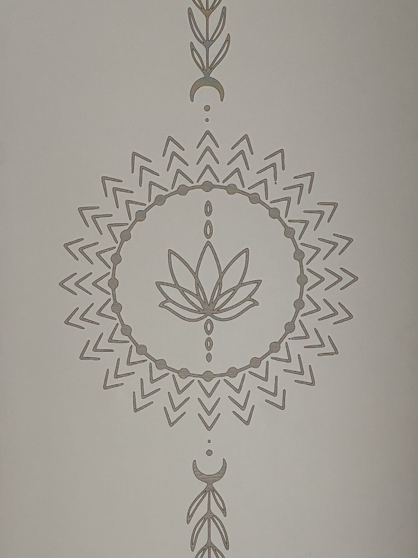 Nahaufnahme der Lotus-Mandala-Gravur auf der Mayuna Yogamatte in Sandbeige