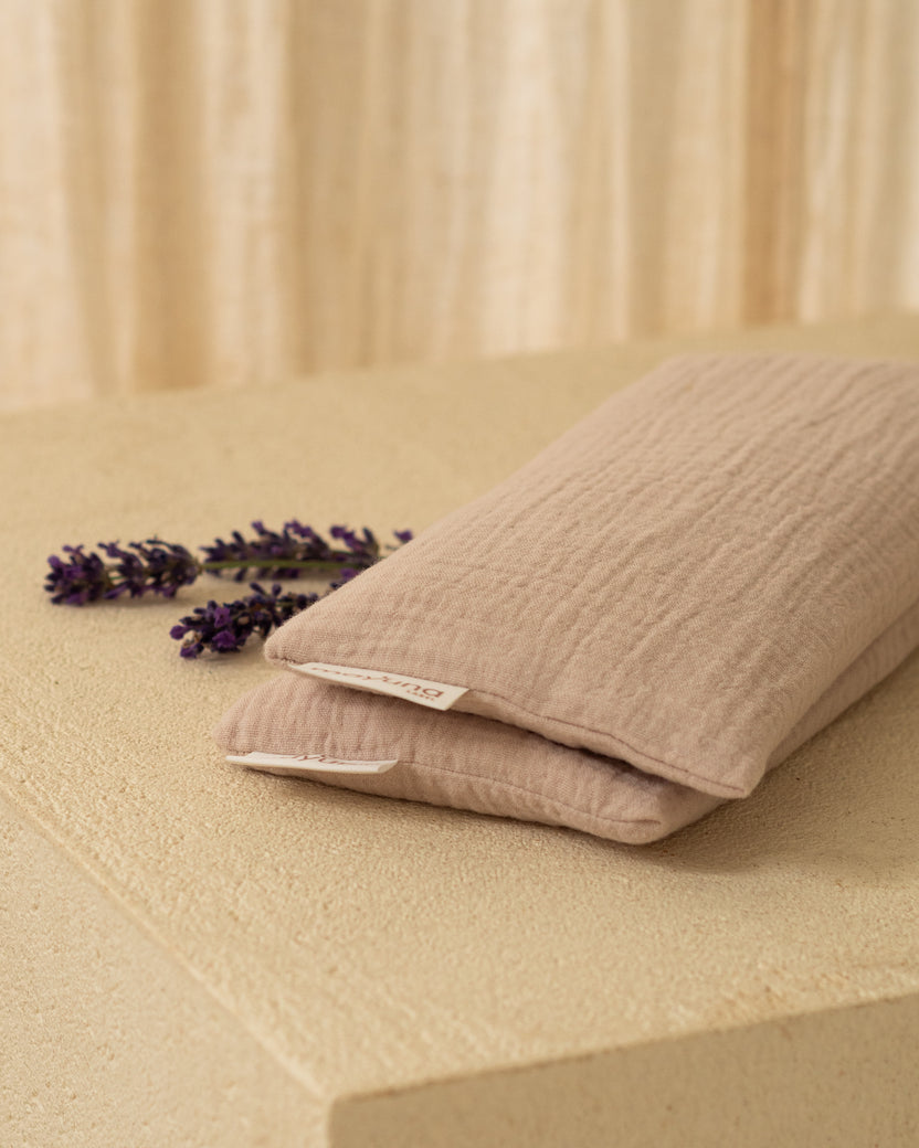 Mayuna Lavendel-Augenkissen in Altrosa mit frischer Lavendelblüte daneben