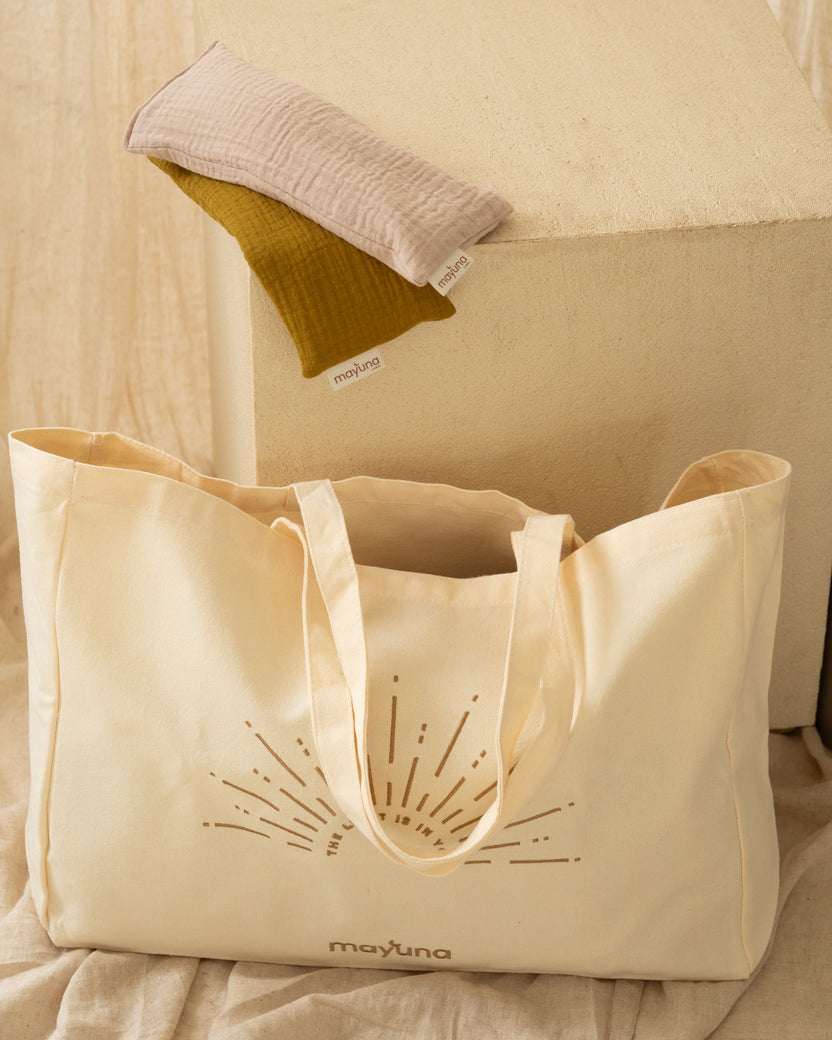 Mayuna Tasche The light is in you in Naturweiß mit zwei Lavendel-Augenkissen in Altrosa und Senfgelb